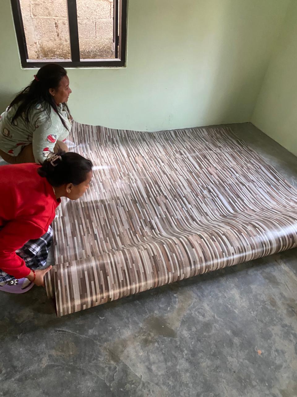 Der neue
                 Fussbodenbelag wird verlegt